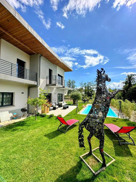 une statue de girafe dans la cour d'une maison dans l'établissement Villa Marina, à LʼIsle-Adam