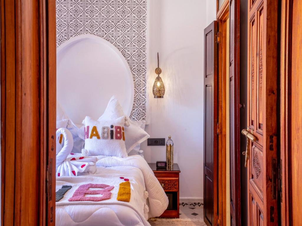 Postel nebo postele na pokoji v ubytování Riad Le Nid De Fatima