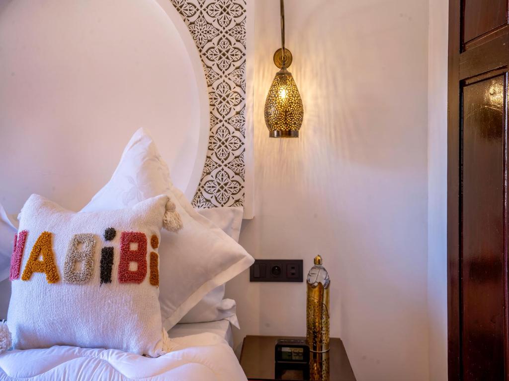 Postel nebo postele na pokoji v ubytování Riad Le Nid De Fatima