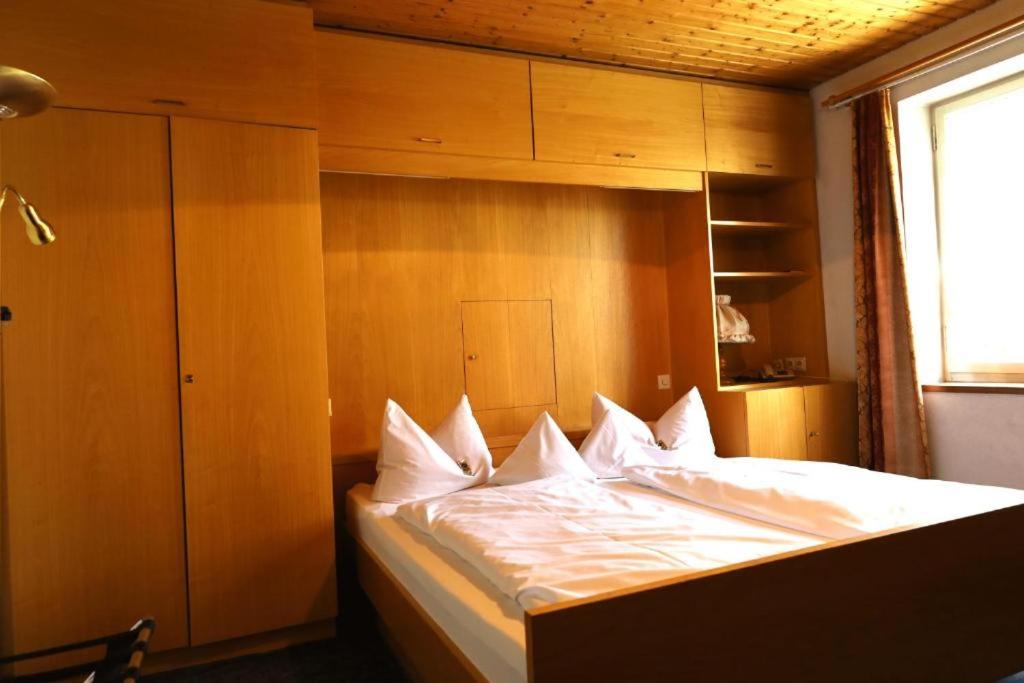 Postel nebo postele na pokoji v ubytování Hotel Gasthof zur Post