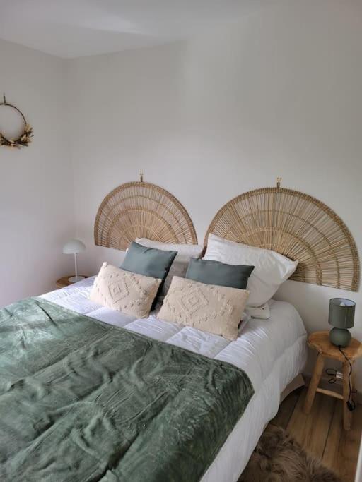 - une chambre avec un grand lit et 2 paniers dans l'établissement Maison proche de Honfleur, côte fleurie, à Conteville