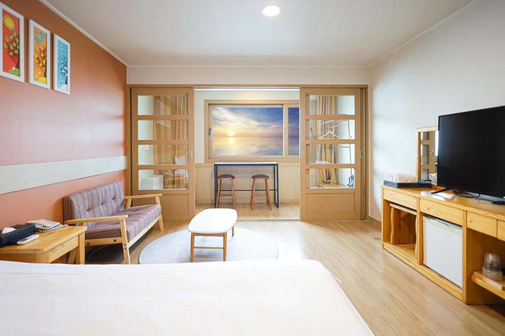 TV a/nebo společenská místnost v ubytování Fantastic Ocean View Sydney Hotel