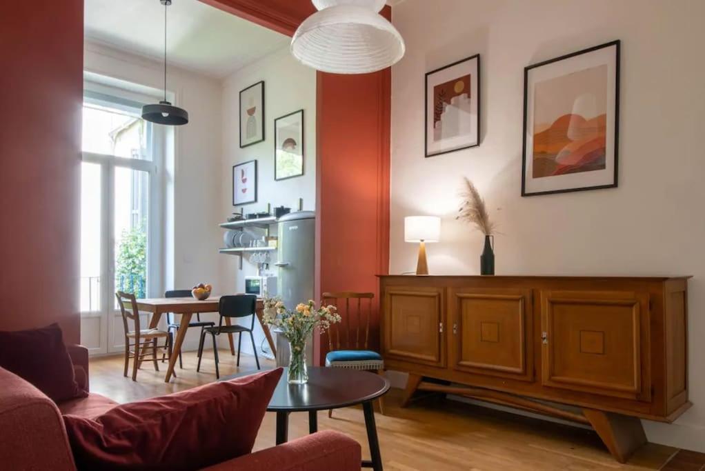 un salon avec un canapé et une table dans l'établissement Bel et grand appartement Quais de la Fontaine, à Nîmes