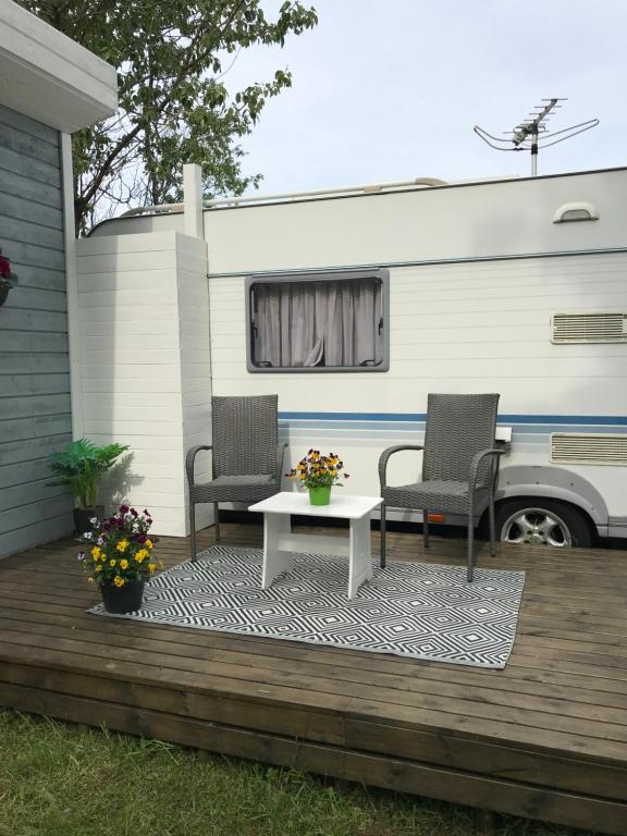 Posezení v ubytování Baksas Luxury Campers