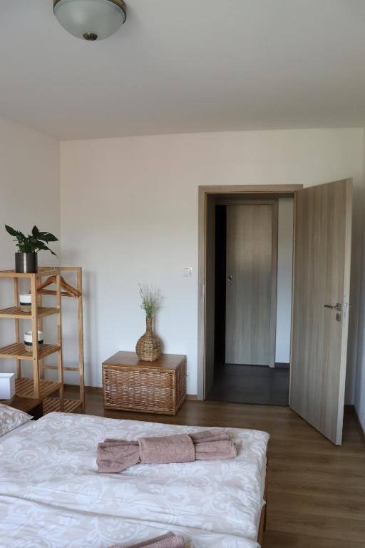 Postel nebo postele na pokoji v ubytování Apartmány B. Němcové