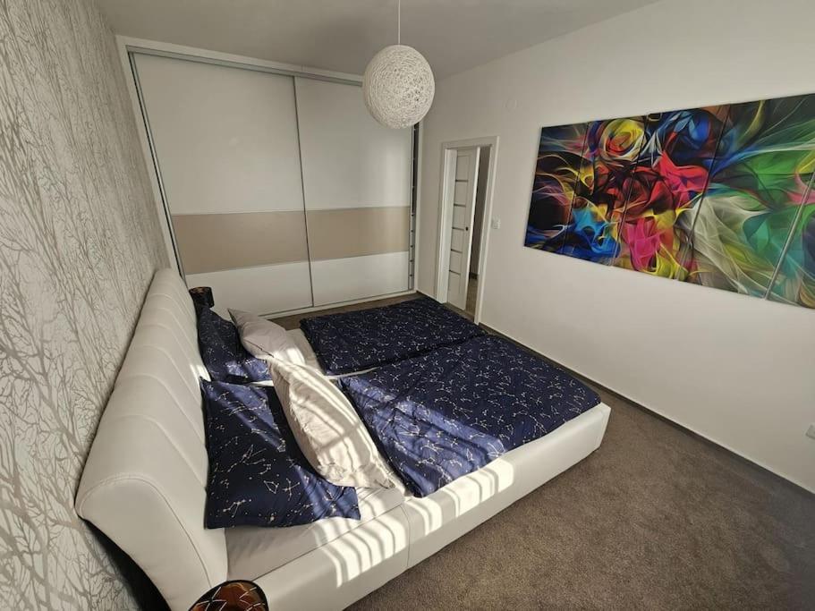 Rúm í herbergi á Apartmán Rataj