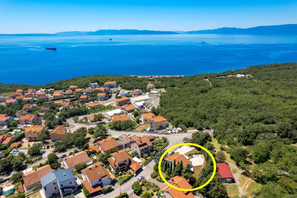 コストレナにあるSeaview Garden Premium apartmentsの黄色い丸の家の空見