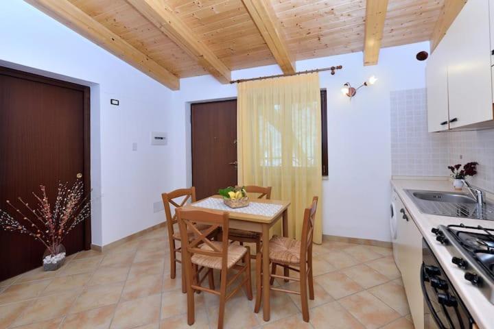 Kuchyň nebo kuchyňský kout v ubytování Casa Vacanze Dalisa Ulivo B con Parcheggio