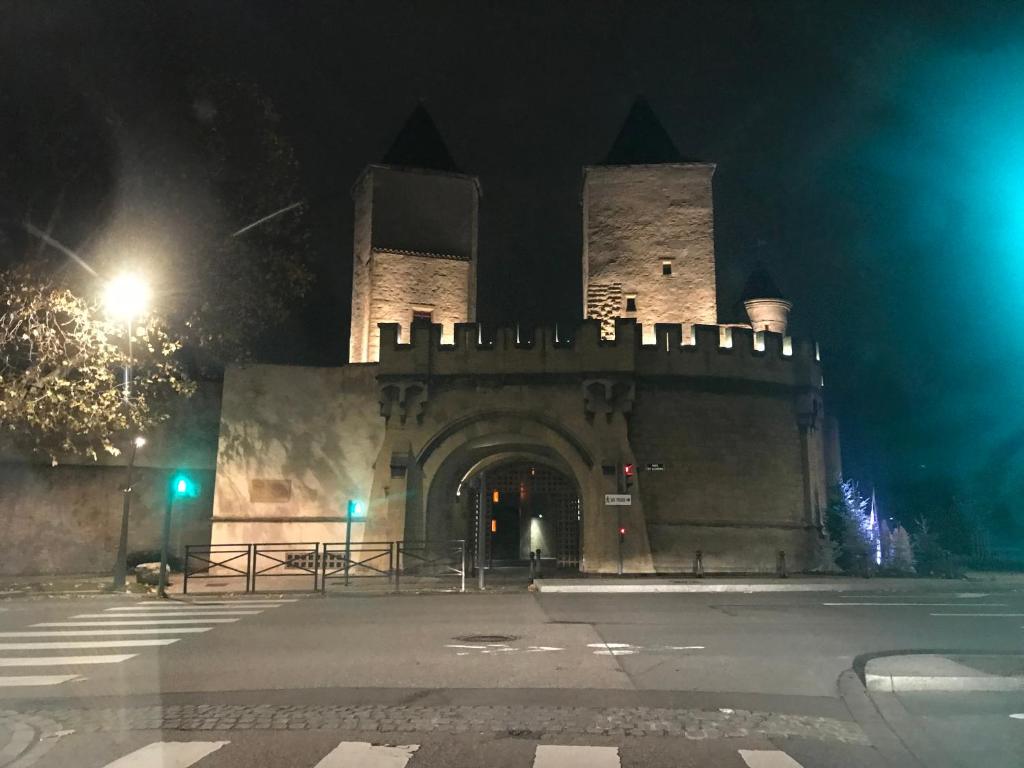 un bâtiment avec un feu vert la nuit dans l'établissement Studio cosy, à Metz