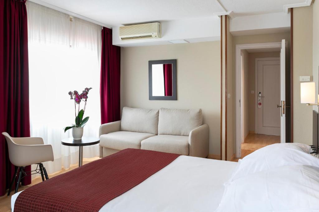 Hotel Santiago Apóstol - 8