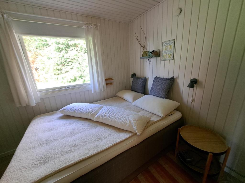 Postel nebo postele na pokoji v ubytování Huset ved Følle vig