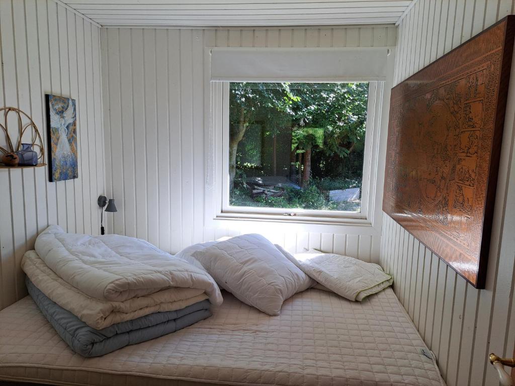 Postel nebo postele na pokoji v ubytování Huset ved Følle vig