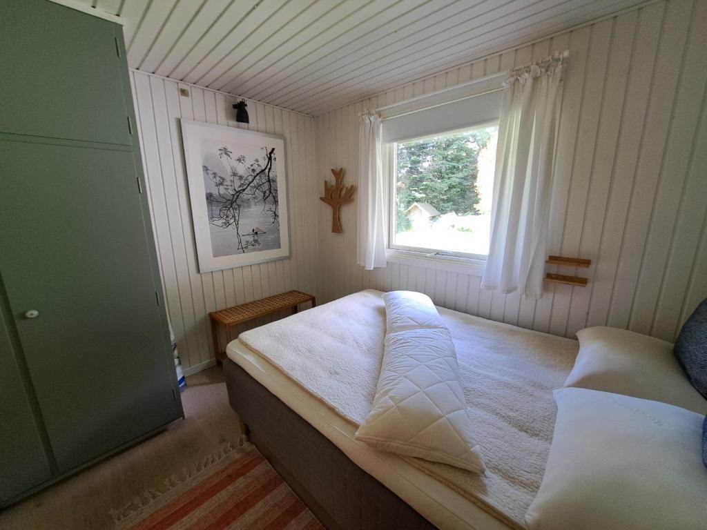 Postel nebo postele na pokoji v ubytování Huset ved Følle vig