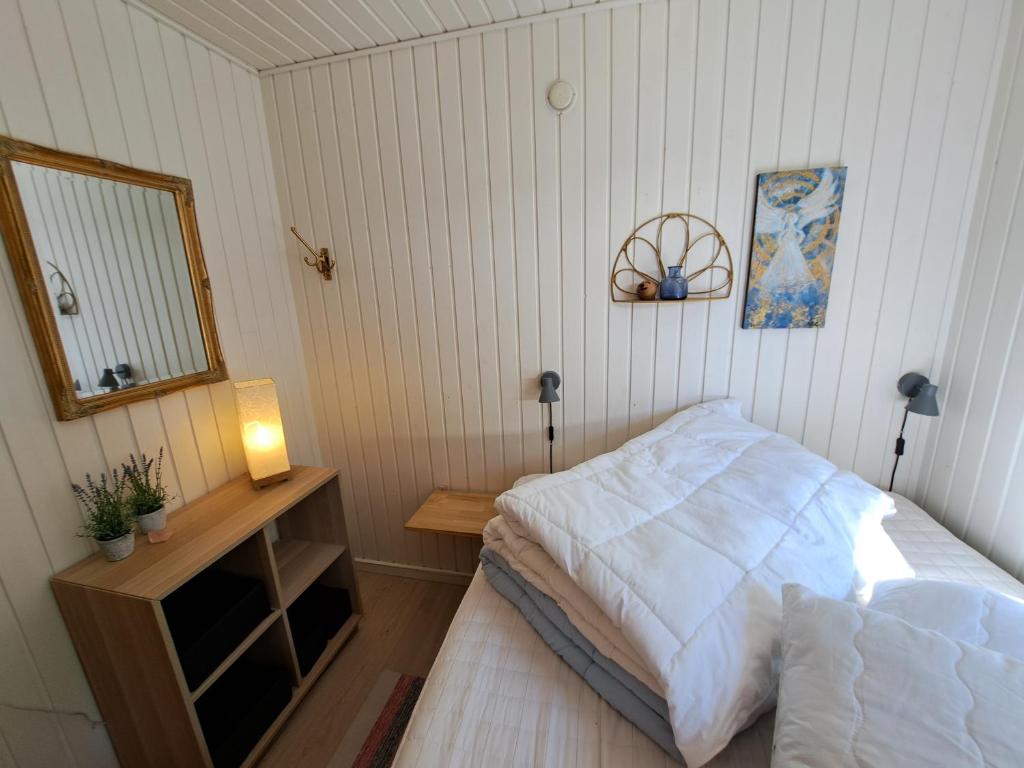 Postel nebo postele na pokoji v ubytování Huset ved Følle vig