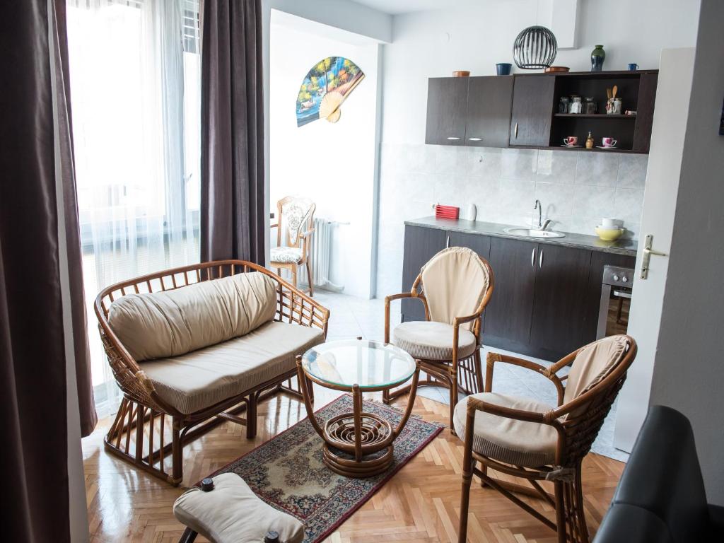 salon z kanapą, krzesłami i stołem w obiekcie Apartment Marshall Resavska w Belgradzie