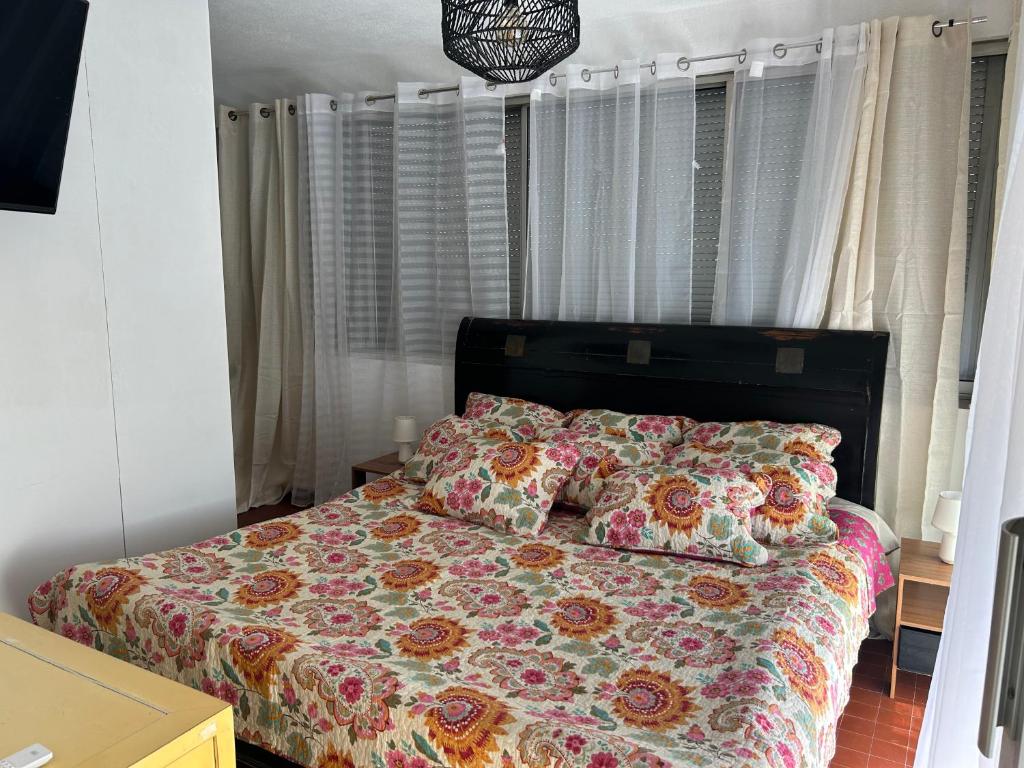 Voodi või voodid majutusasutuse Cassis appartement vue mer balneo toas