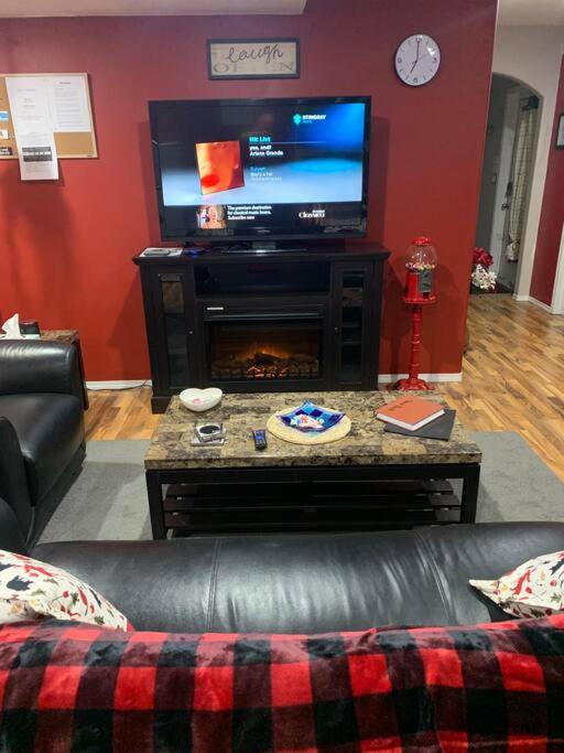 A television and/or entertainment centre at Cozy Lodge Suite