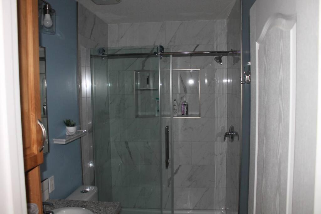 A bathroom at Cozy Lodge Suite