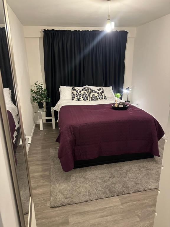 Ένα ή περισσότερα κρεβάτια σε δωμάτιο στο ˈpēsfəl