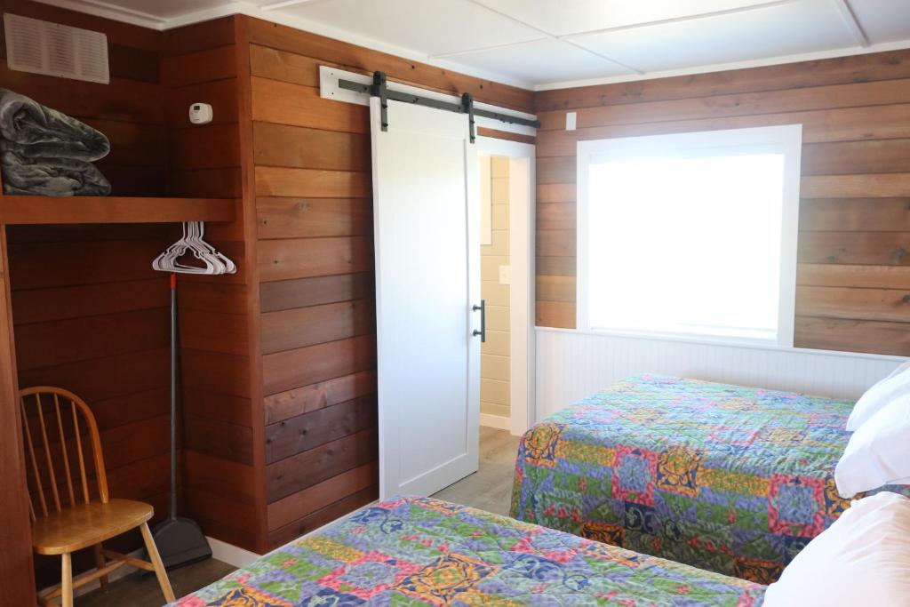 Postel nebo postele na pokoji v ubytování The Lowtide Motel