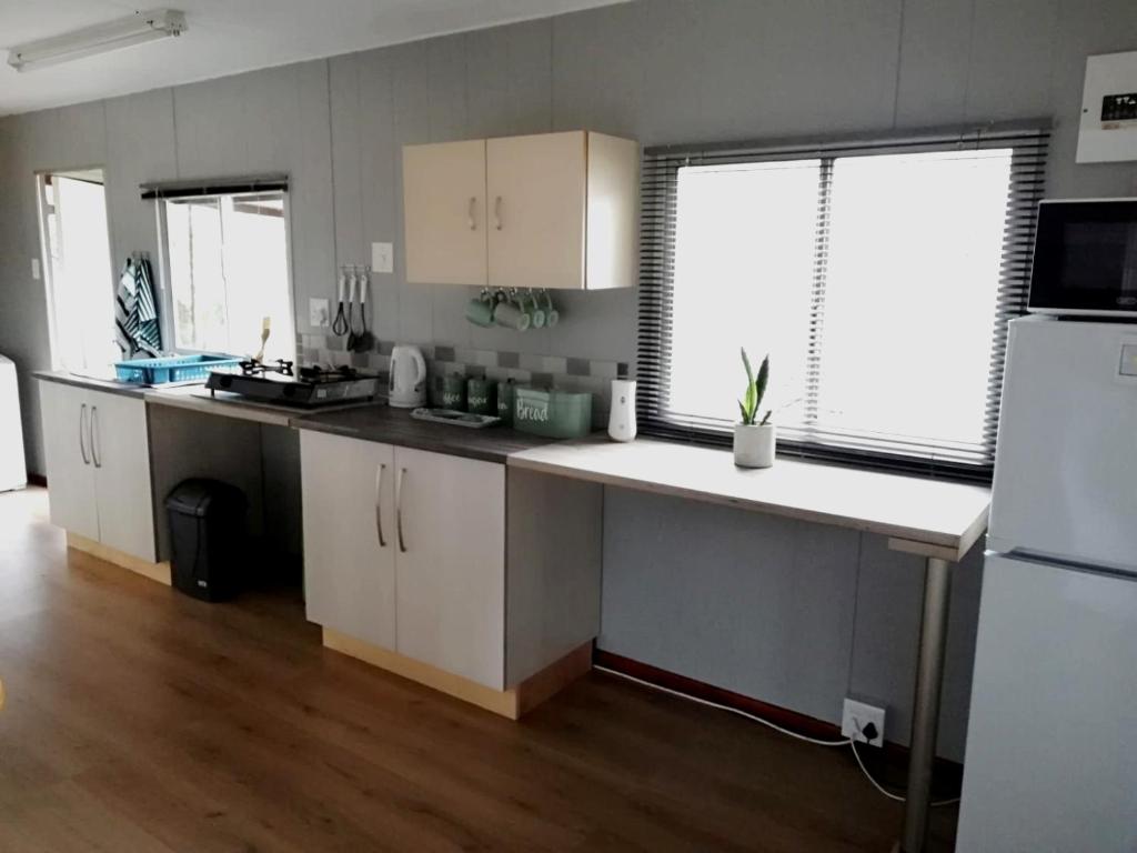 Küche/Küchenzeile in der Unterkunft Wellust Bush Cottage at Ngweni Private Game Farm