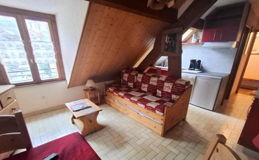 une chambre avec un lit au milieu d'une cuisine dans l'établissement Résidence Sport Alp - Studio cabine 4 personnes 2 exposé Est MAE-8844, à Valloire