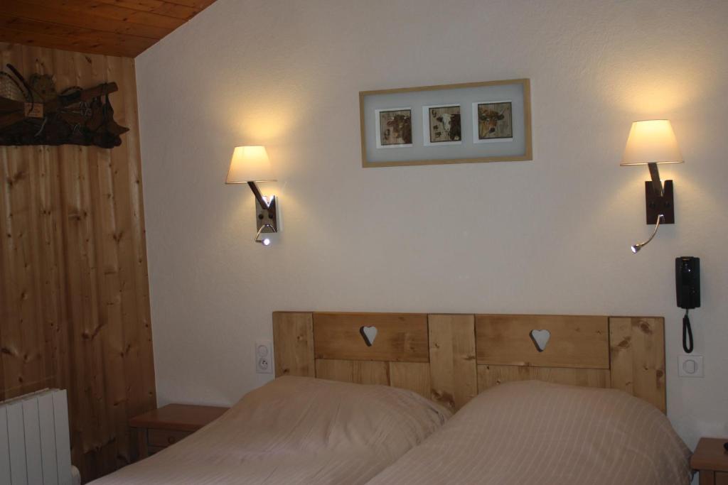 Postel nebo postele na pokoji v ubytování Logis Hotel Gai Soleil