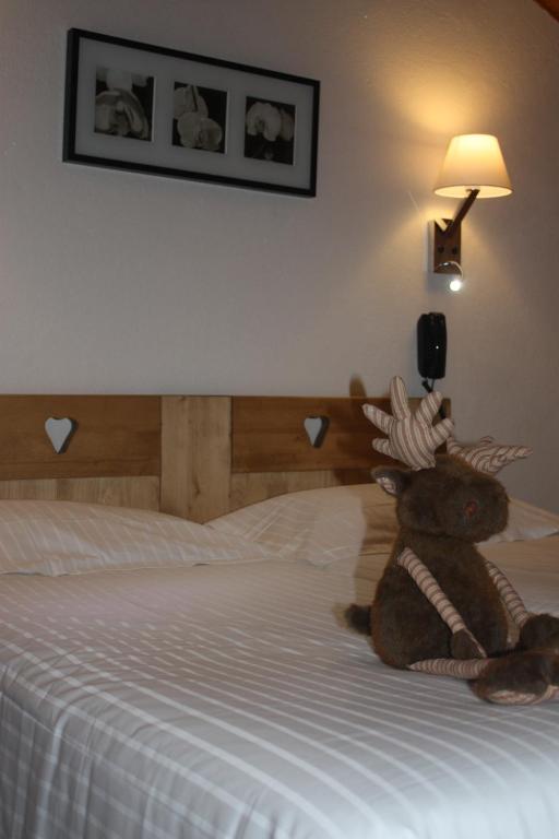 Postel nebo postele na pokoji v ubytování Logis Hotel Gai Soleil