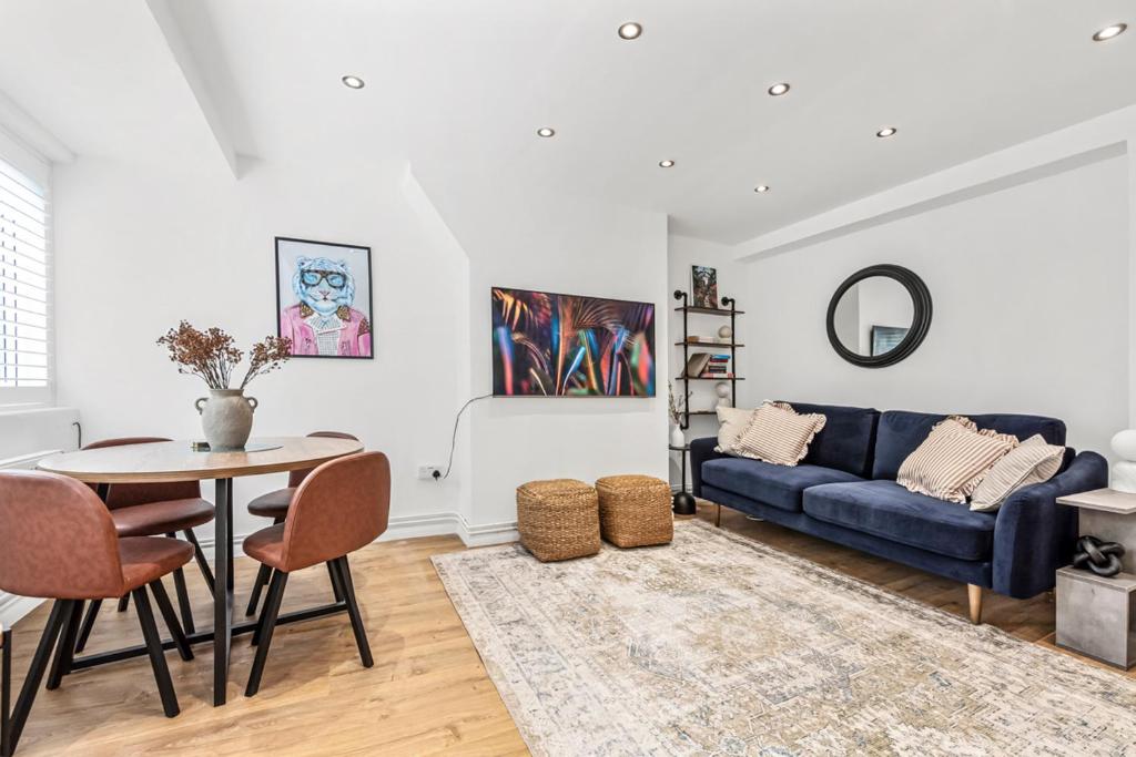 Hotel Spacious London Bridge Flat, a living room with a blue couch and a table at Spacious London Bridge Flat in London