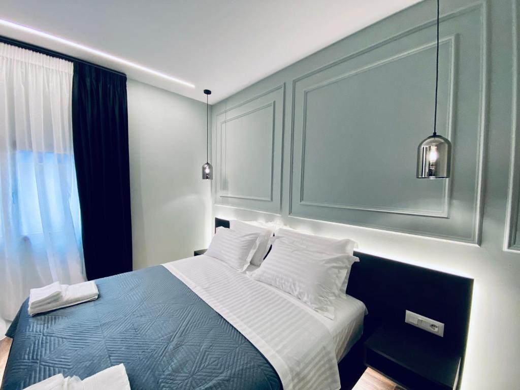 Postel nebo postele na pokoji v ubytování Tirana Central Rooms Pazari