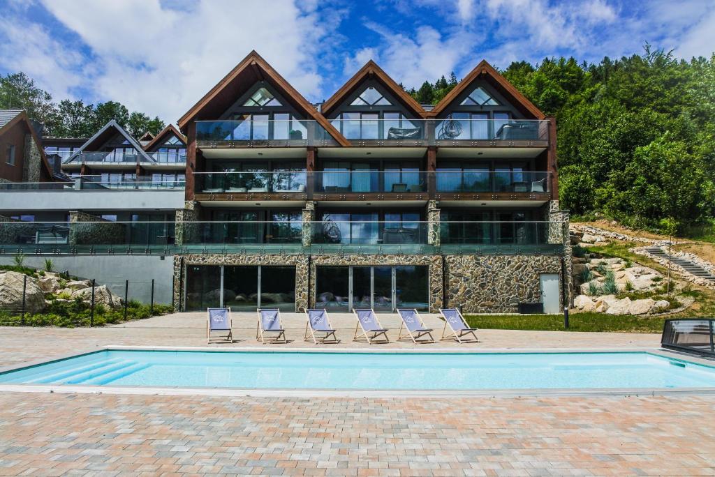 Πισίνα στο ή κοντά στο RajSki Apartament 203 z WIDOKIEM NA GÓRY I PRYWATNYM JACUZZI NA BALKONIE