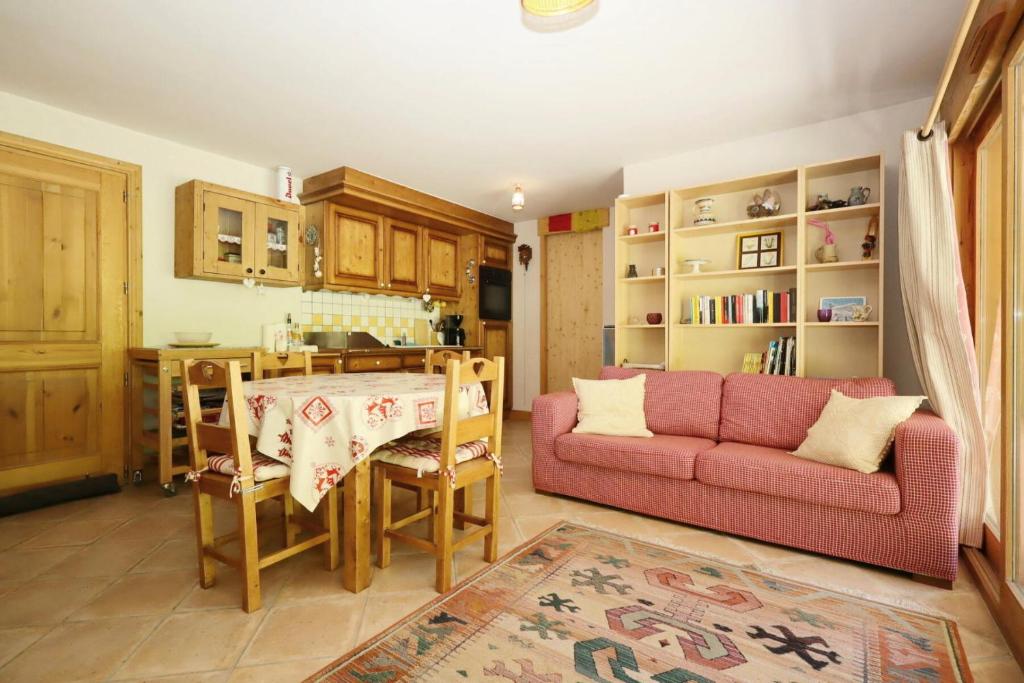 un salon avec un canapé rouge et une table dans l'établissement Résidence Le Hameau Des Glaciers - Hameau des Glaciers D02 MAE-5834, aux Houches