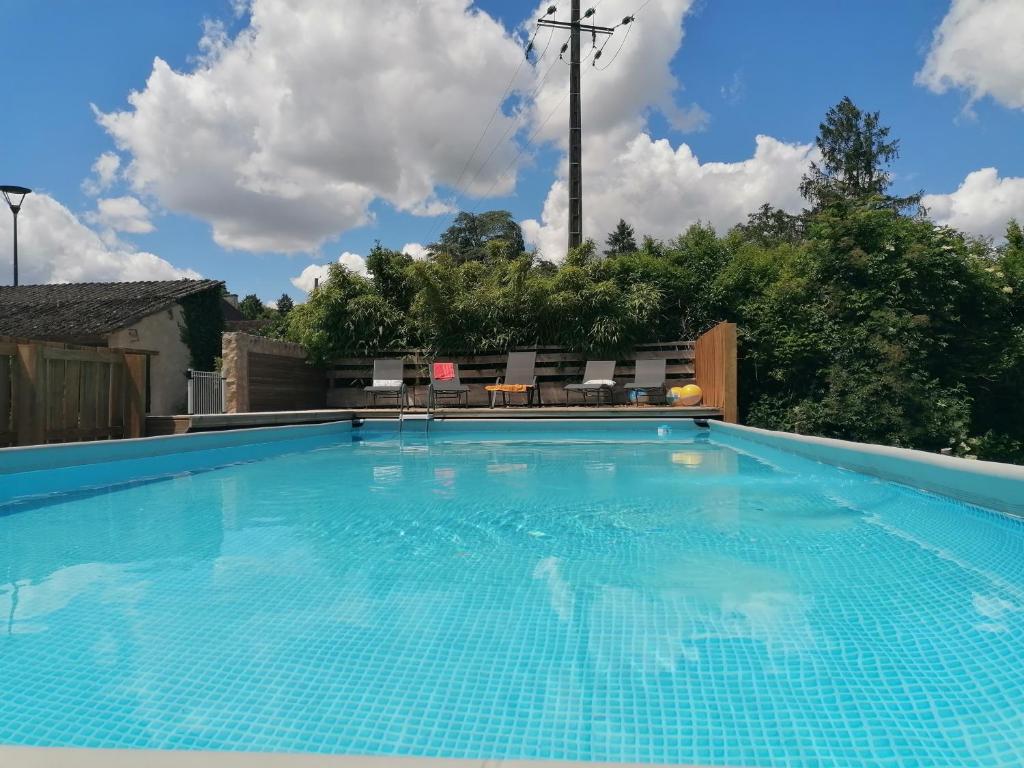 Photo de la galerie de l'établissement Maison et piscine en bordure de Rivière avec Parc, à Nalliers