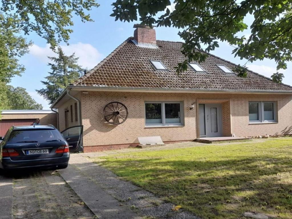 una casa con un coche aparcado delante en Haus Kristian Comfortable holiday residence, en Wohlenbeck