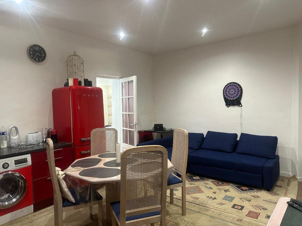 un salon avec un canapé bleu et une table dans l'établissement Nido, à Saint-Denis