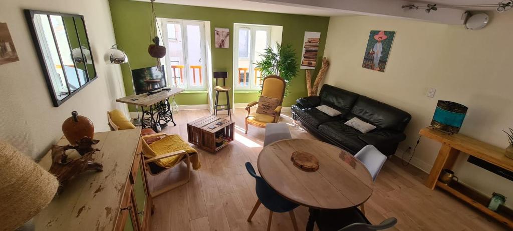 un salon avec un canapé et une table dans l'établissement Maison de village, à Pléaux