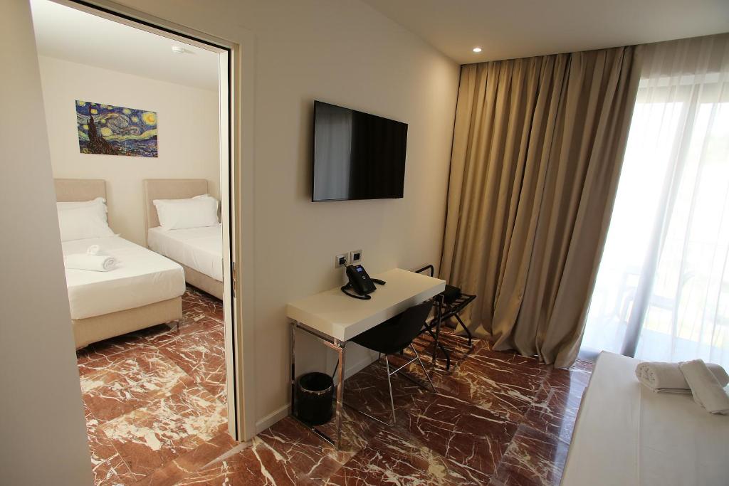 Letto o letti in una camera di Durres Bay Hotel
