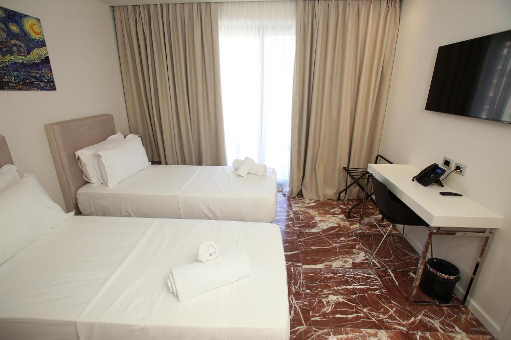 Letto o letti in una camera di Durres Bay Hotel