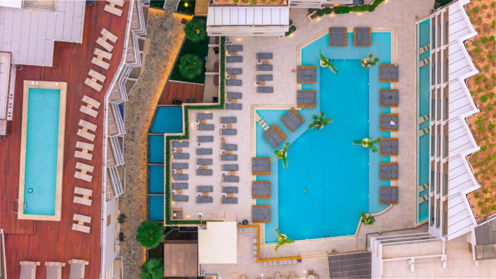 Бассейн в AKASHA Beach Hotel & Spa или поблизости