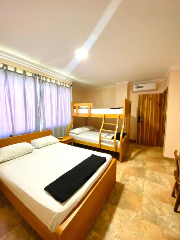 Postel nebo postele na pokoji v ubytování HOTEL MARLUZ