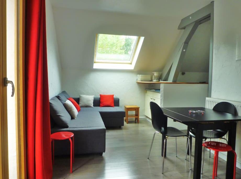 un salon avec un canapé et une table dans l'établissement Appt 2 pers avec terrasse sud proche vieille ville, à Annecy