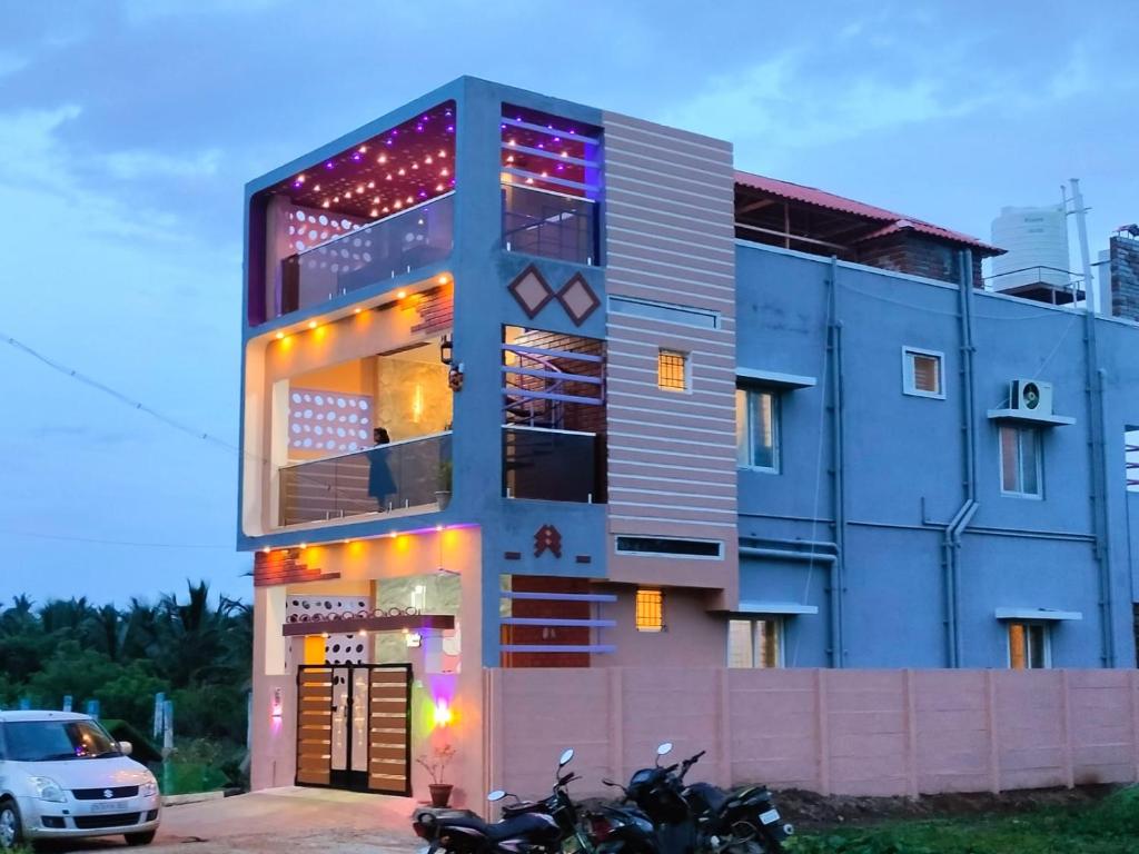 un edificio con dos motocicletas estacionadas frente a él en Nainika home stay way to Isha and marudhamalai, en Coimbatore