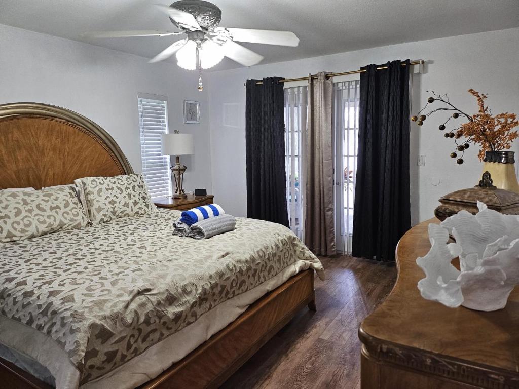 セブリングにあるMayte Diazのベッドルーム1室(ベッド1台、シーリングファン付)
