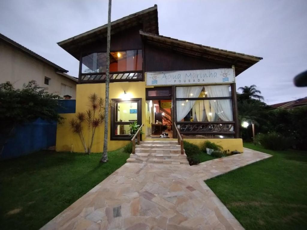 ein Haus mit einem Gehweg davor in der Unterkunft Pousada Água Marinha in Caraguatatuba