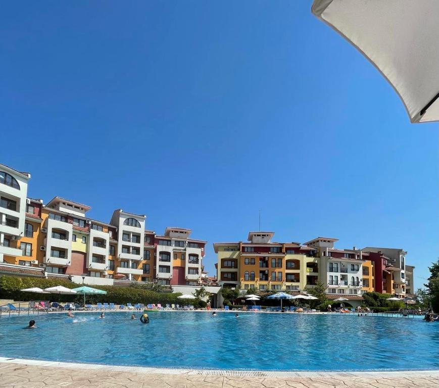 Bazén v ubytování Marina Cape Sky View Lux Apartment in Aheloy nebo v jeho okolí