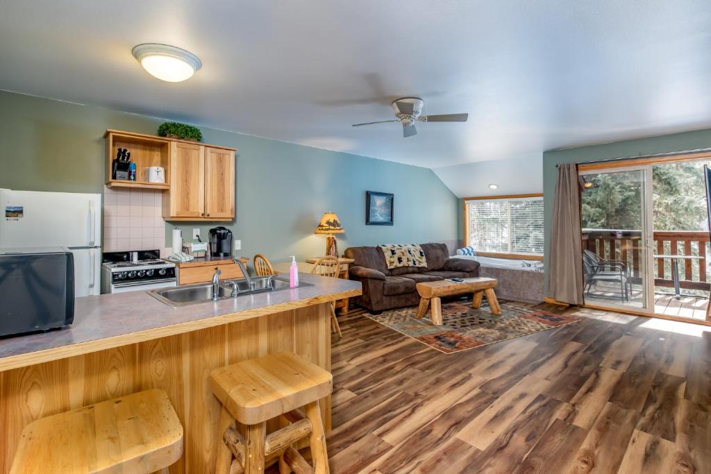 Stonebrook Resort - Adult Only - Riverview Suite End Unit
