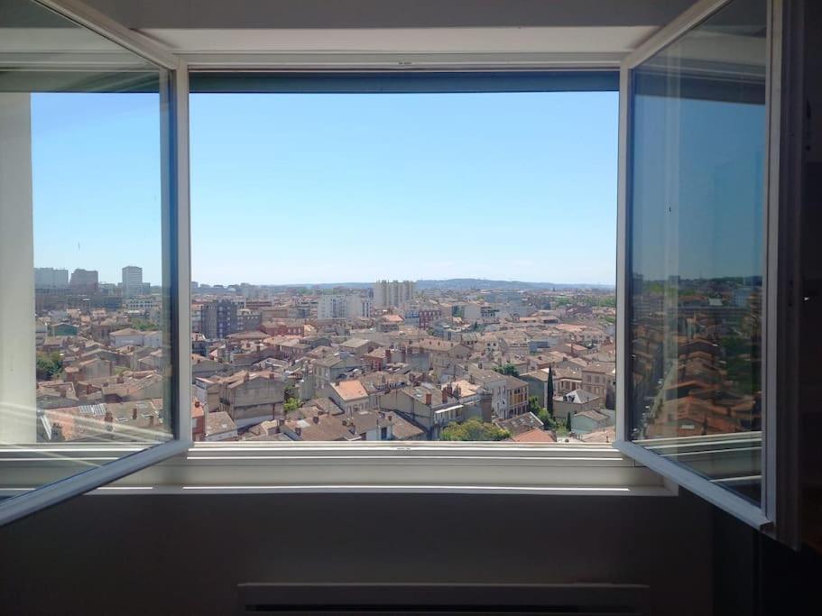 une vue d'une ville depuis une fenêtre dans l'établissement Charmant appartement aux chalets, à Toulouse