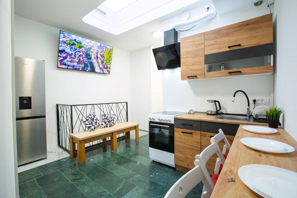 Kuchyň nebo kuchyňský kout v ubytování AISHA Hostel