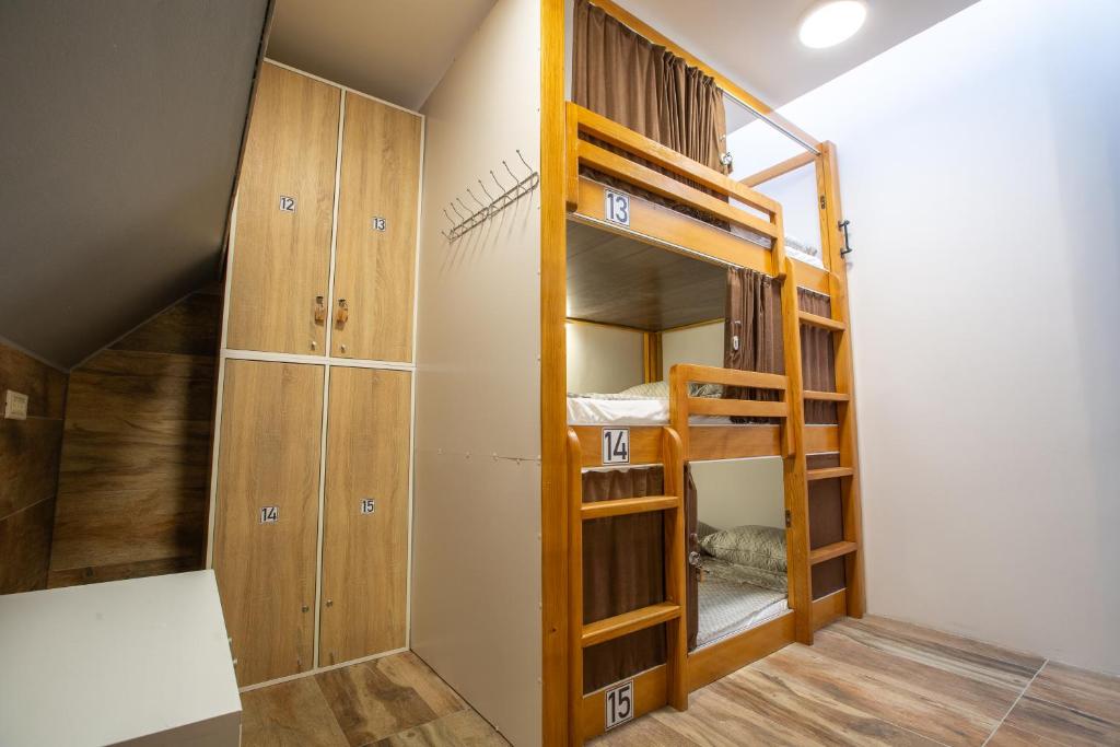 Postel nebo postele na pokoji v ubytování AISHA Hostel