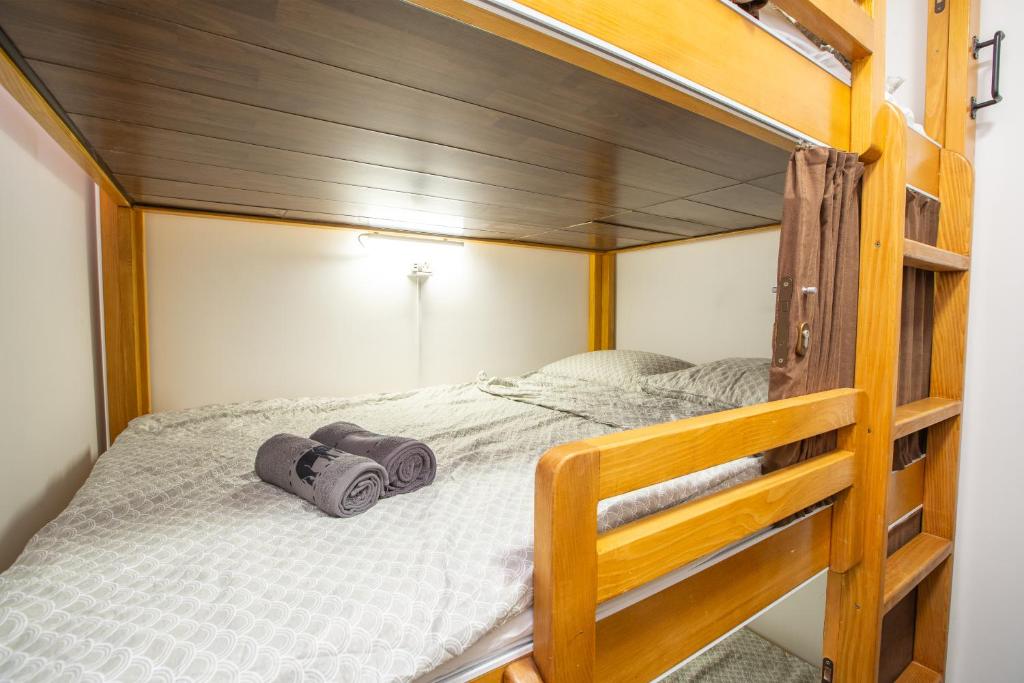 Postel nebo postele na pokoji v ubytování AISHA Hostel